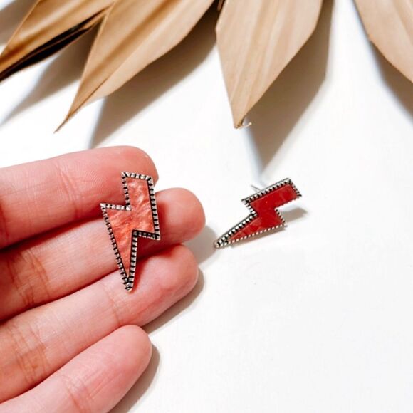 Red strike stud earrings S282 - Picture 4 of 4